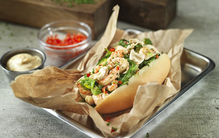 Kräftstjärtar & Sjögrässallad i Pågen Korvbröd - Recept | Pågen